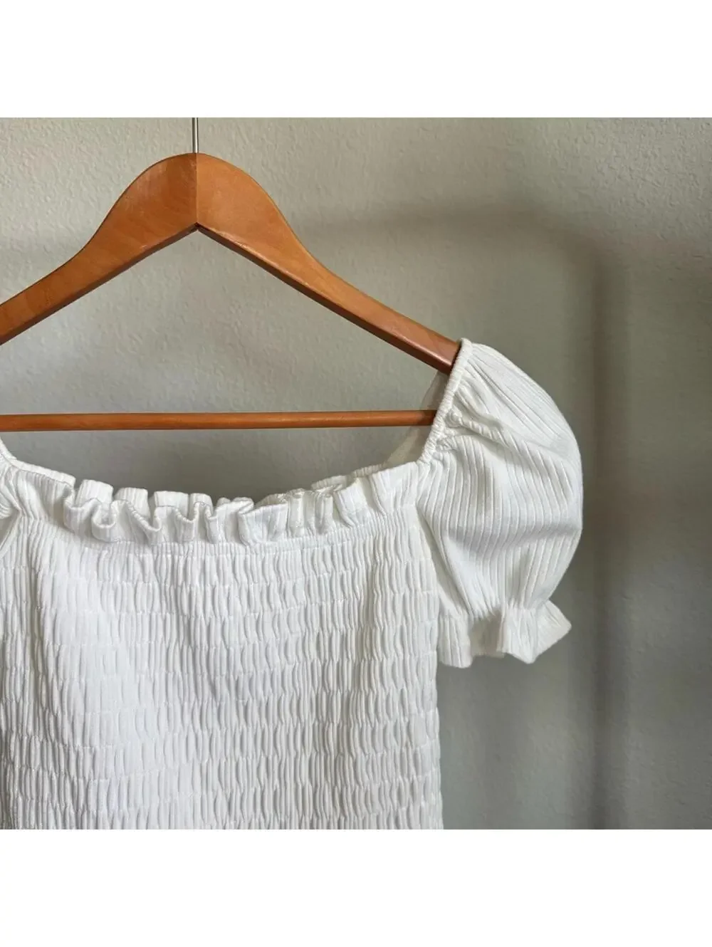 ASTR White Smocked Puff Short Sleeve Cropped Top Size S — Textured Chic Blouse